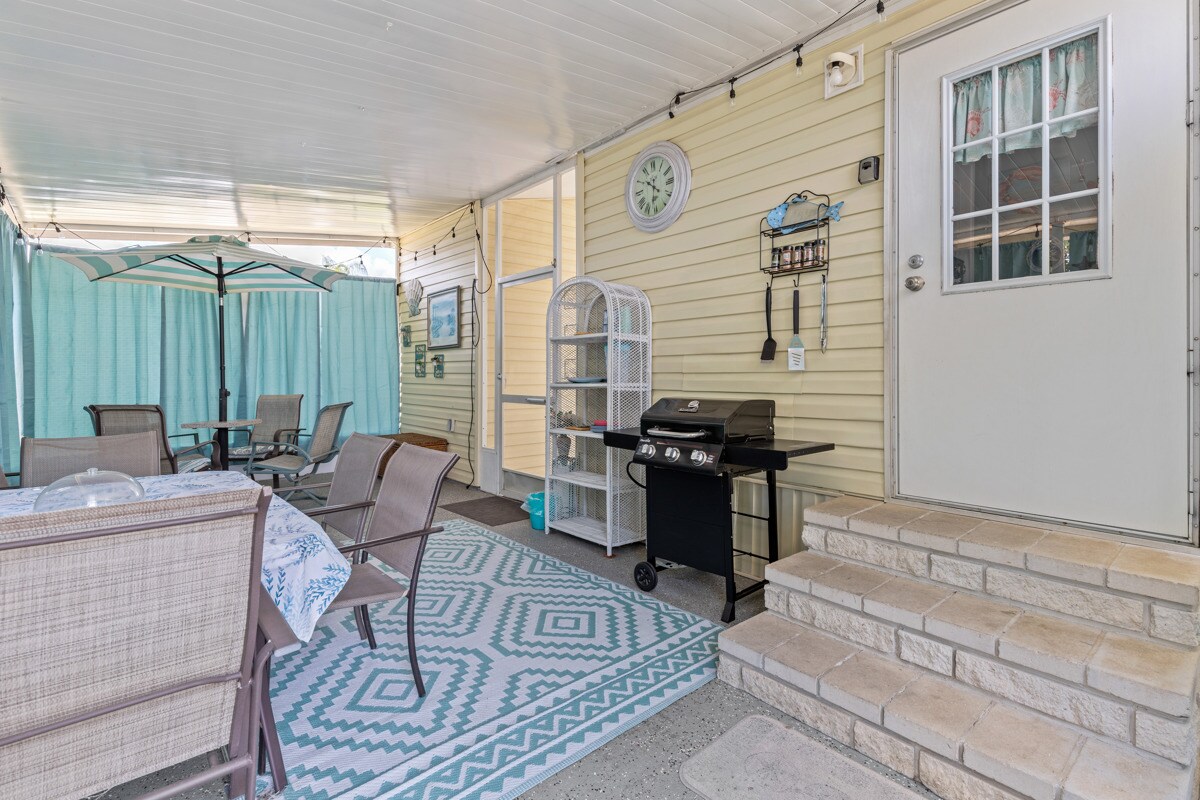 Lanai with grill and dining